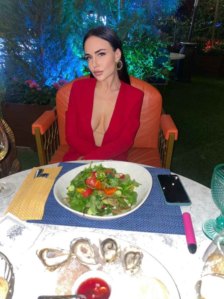 Эскортница Моника